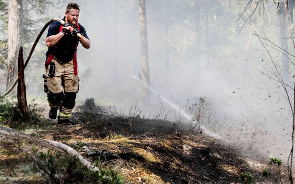 Skogsbrand söder om Lennartsfors släckt med hjälp av helikoptrar