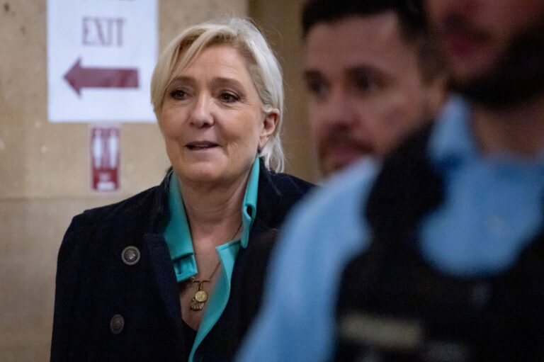 Marine Le Pen bekräftar presidentkandidatur 2027 – trots fällande dom