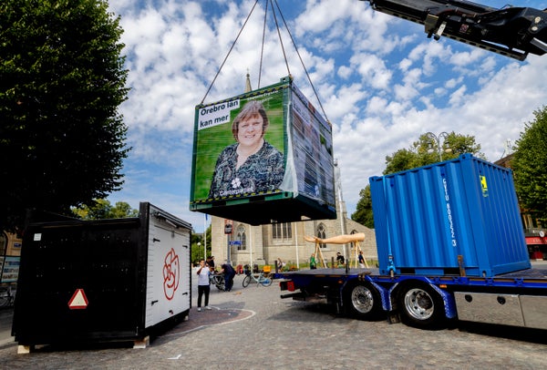 Demokratitorget tar form – valstugor och valtält fyller Stortorget inför valdagen