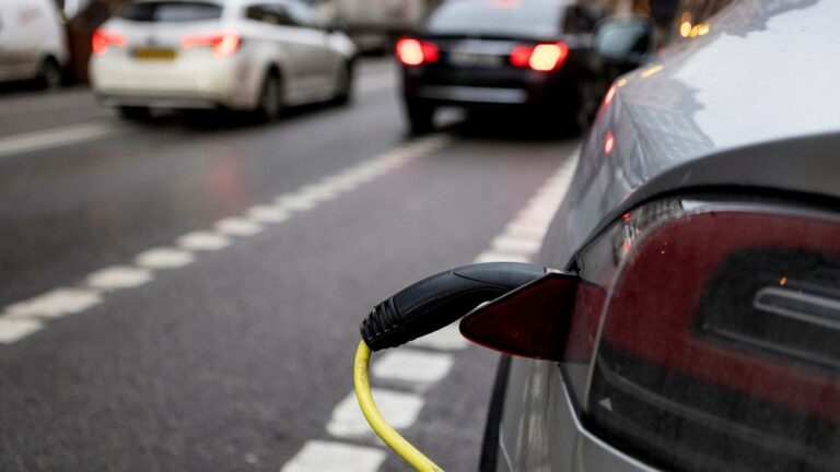 Hälften nekas elbilspremien – bransch och myndighet ser behov av breddat stöd