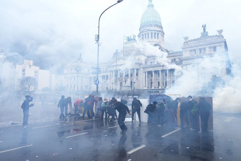 Tårgas och gummikulor mot demonstranter i Buenos Aires – protester mot Mileis utbildningsnedskärningar