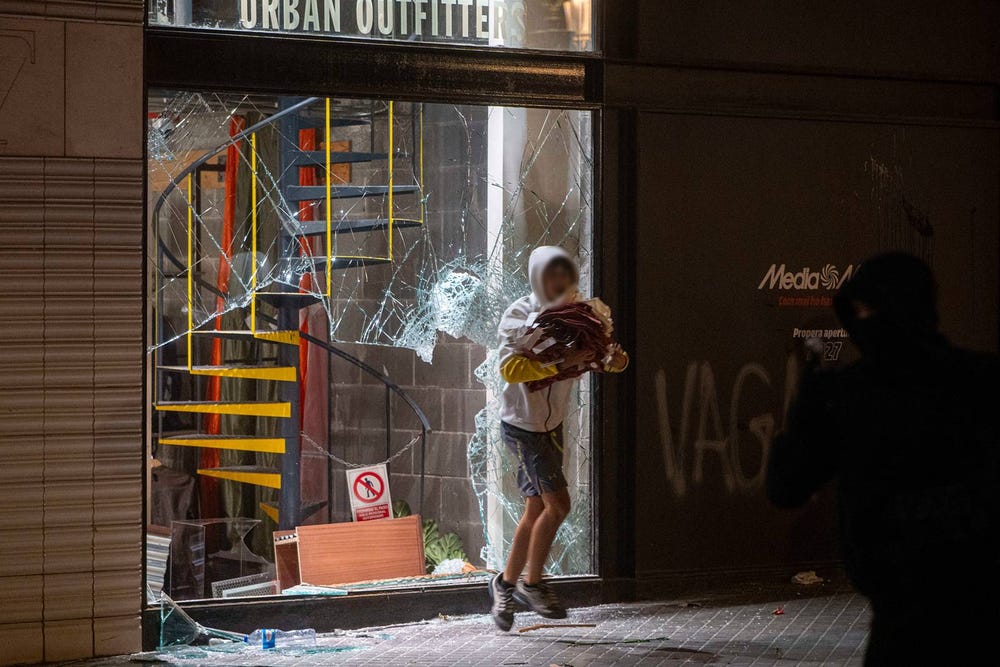 Hundra demonstranter gripna i Barcelona efter bränder och plundring