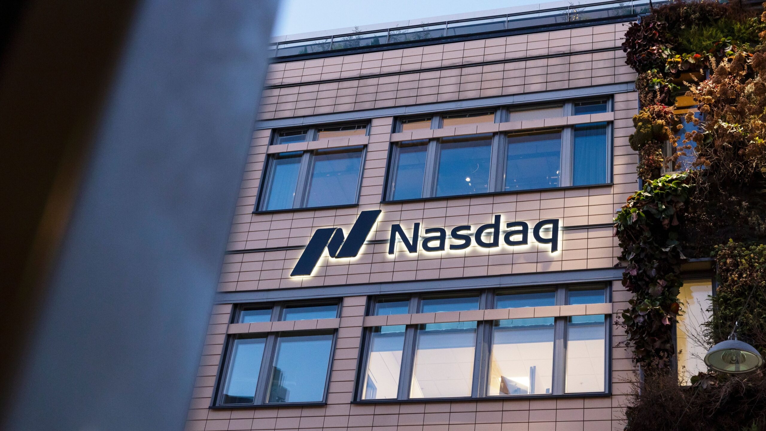 Stockholmsbörsen föll på måndagen – men energibolag och Truecaller motade trenden