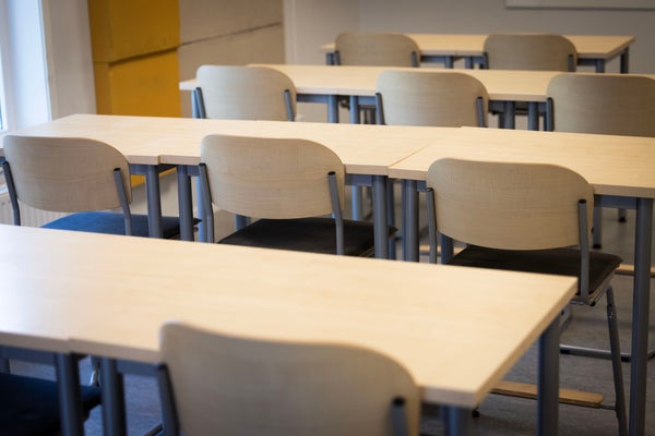 Har svenska skolor för många chefer och för lite resurser i klassrummet?